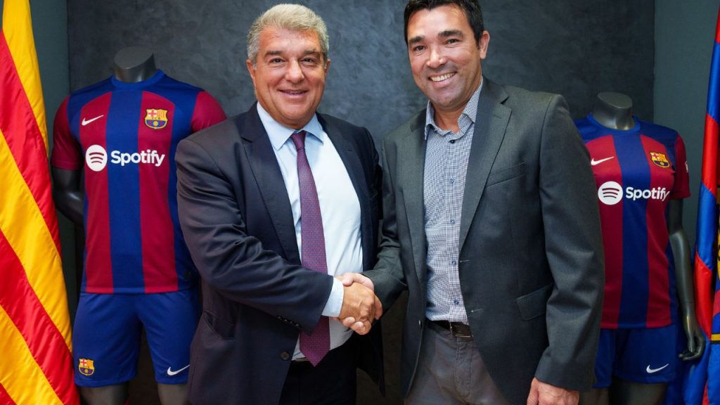 Deco em assinatura de contrato como diretor esportivo do Barcelona