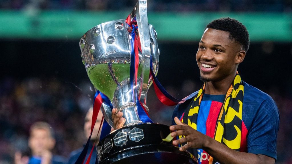Ansu Fati, do Barcelona, com taça do Campeonato Espanhol