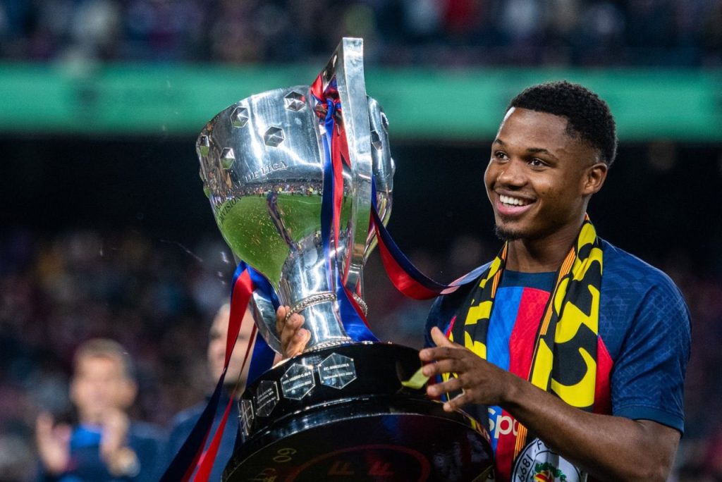 Ansu Fati, do Barcelona, com taça do Campeonato Espanhol