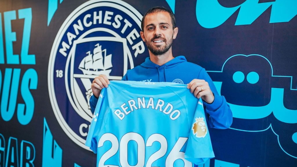 Bernardo Silva posa com camisa do Manchester City