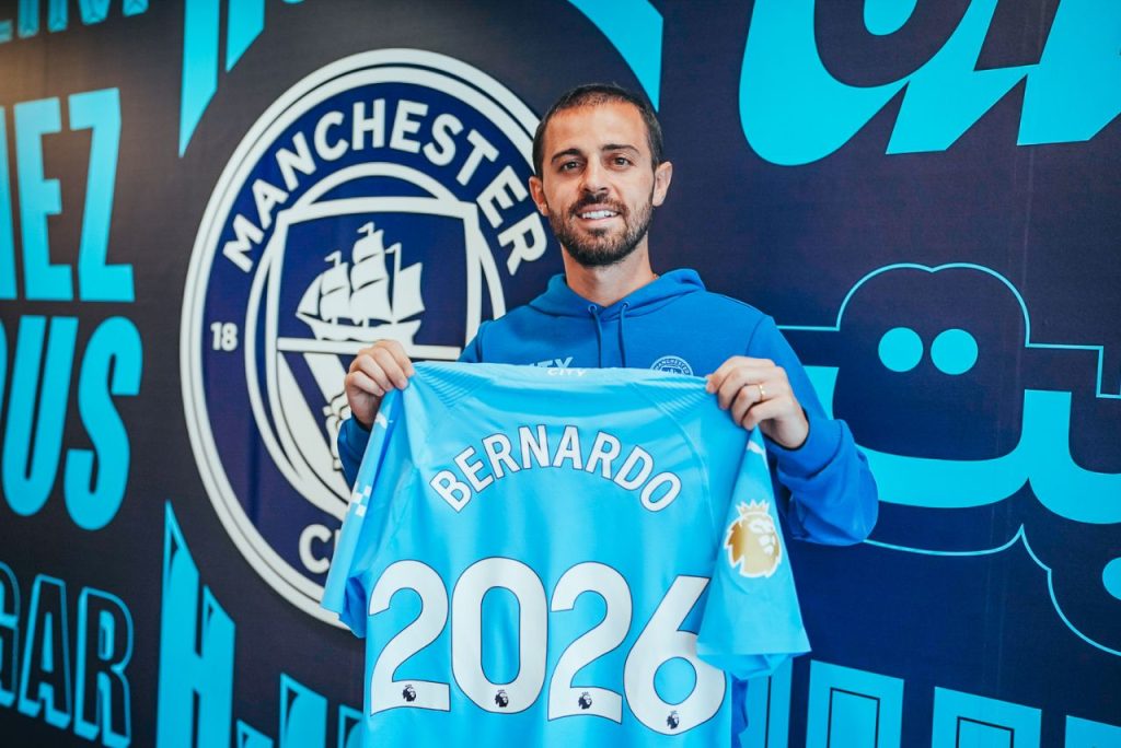 Bernardo Silva posa com camisa do Manchester City