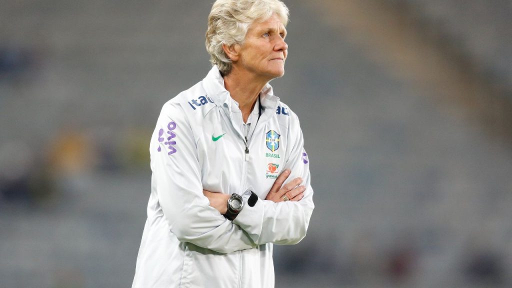 Pia Sundhage em treino da Seleção Brasileira