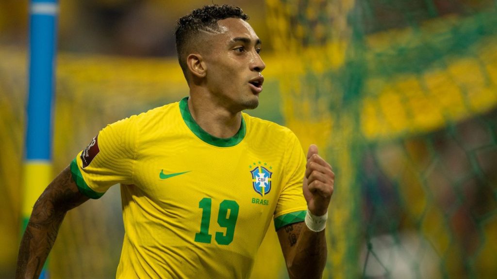 Atacante Raphinha em jogo da Seleção Brasileira, em 2021