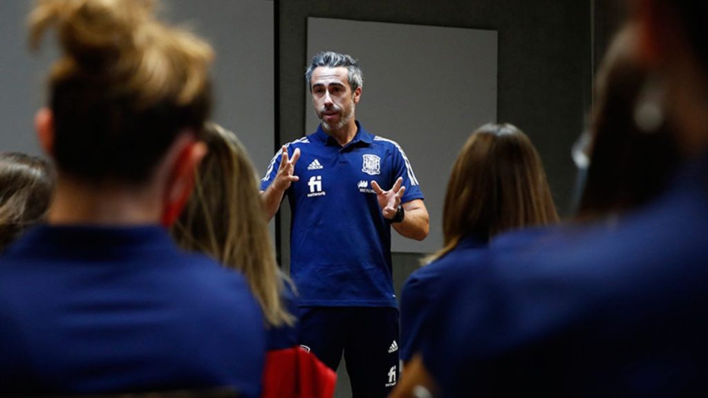 Treinador Jorge Vilda com elenco da Seleção Feminina da Espanha