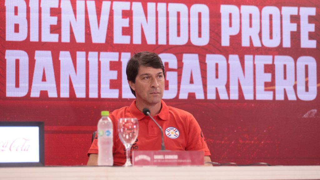 Treinador Daniel Garnero em apresentação na Seleção Paraguaia