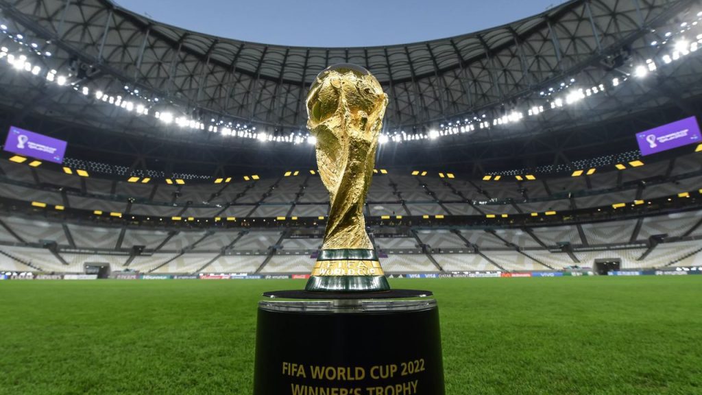 Taça da Copa do Mundo de 2022 em estádio no Catar