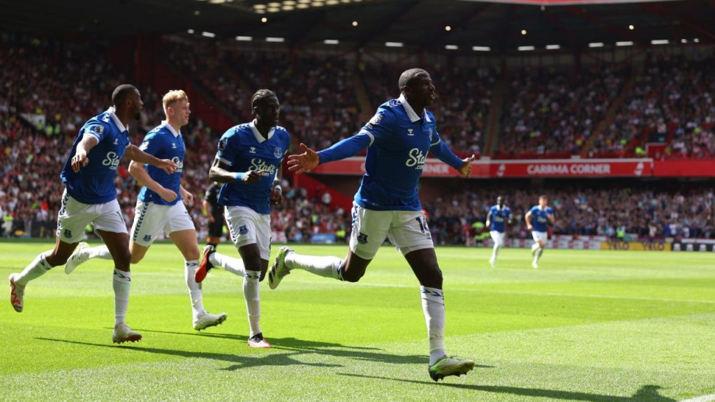 Abdoulaye Doucouré comemora gol pelo Everton contra o Sheffield United