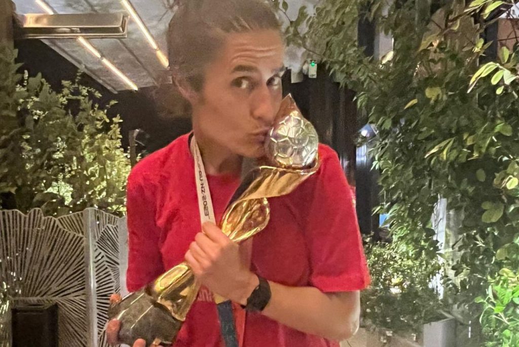 Montse Tomé, da Seleção Espanhola, com taça e medalha da Copa do Mundo 2023