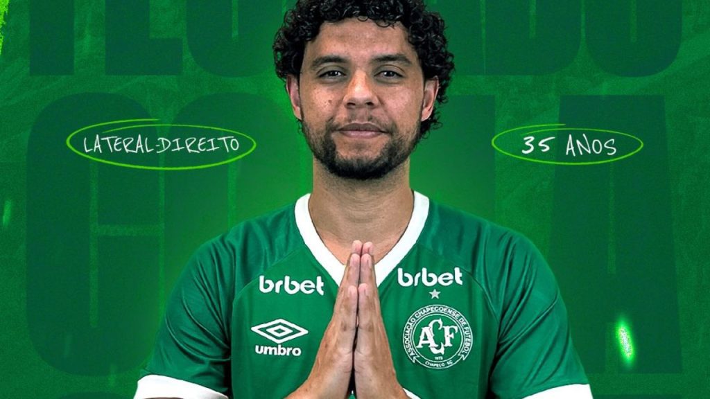 Lateral-direito Victor Ferraz, em arte de apresentação na Chapecoense