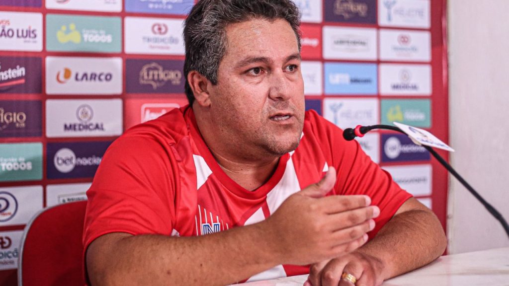 Treinador Fernando Marchiori em apresentação no Náutico em 2023