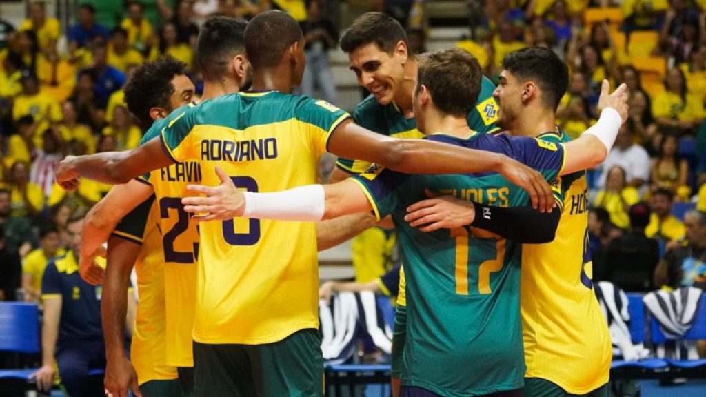 Flávio, Adrian, Thales, Henrique Honorato, Fernando Cachopa e Felipe Roque em jogo da Seleção Masculina de Vôlei no Sul-Americano de 2023, no Recife