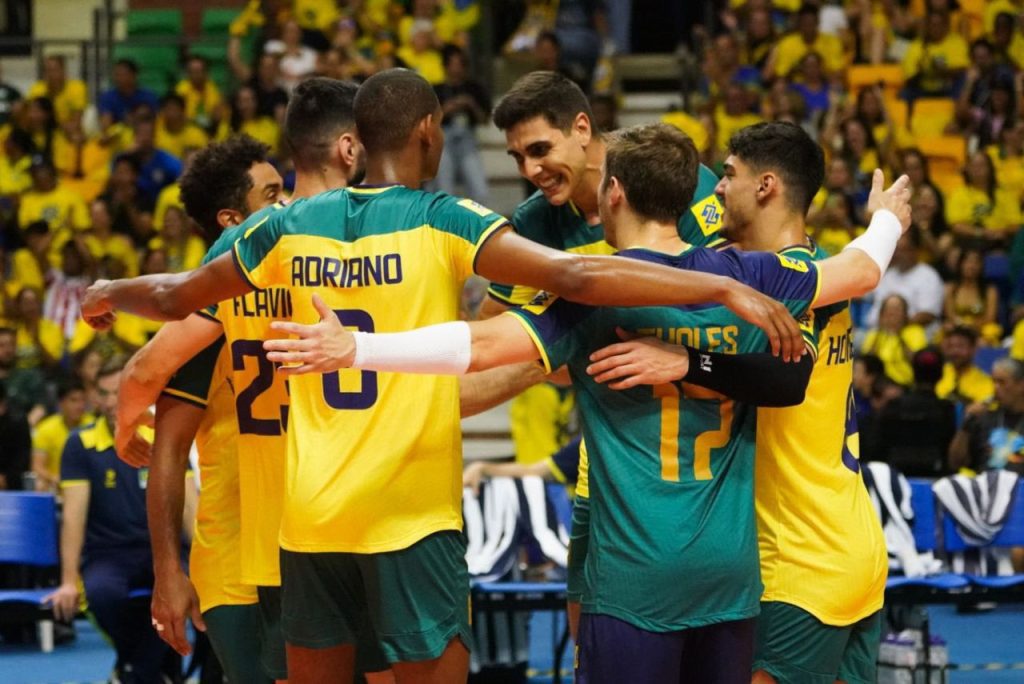 Flávio, Adrian, Thales, Henrique Honorato, Fernando Cachopa e Felipe Roque em jogo da Seleção Masculina de Vôlei no Sul-Americano de 2023, no Recife