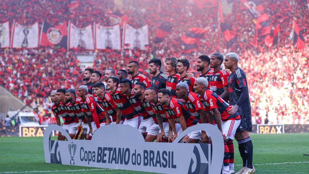 Elenco do Flamengo antes de jogo da Final da Copa do Brasil 2023