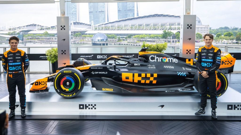 Lando Norris e Oscar Piastri com carro da McLaren para o GP de Singapura
