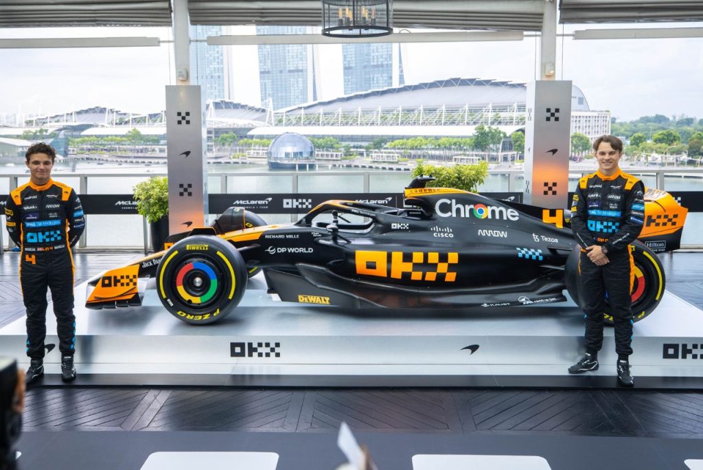 Lando Norris e Oscar Piastri com carro da McLaren para o GP de Singapura