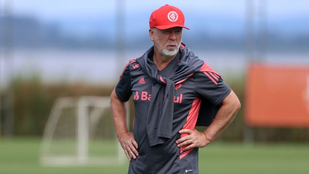 Treinador Mano Menezes em treino do Internacional em 2023