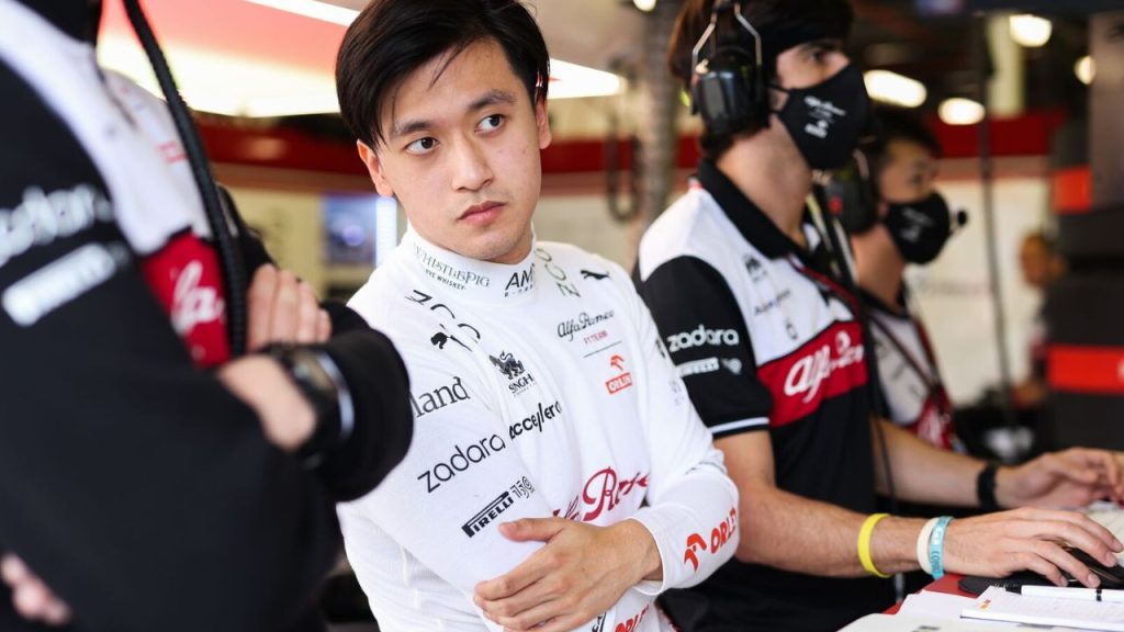 Piloto Guanyu Zhou, da Alfa Romeo, em 2022