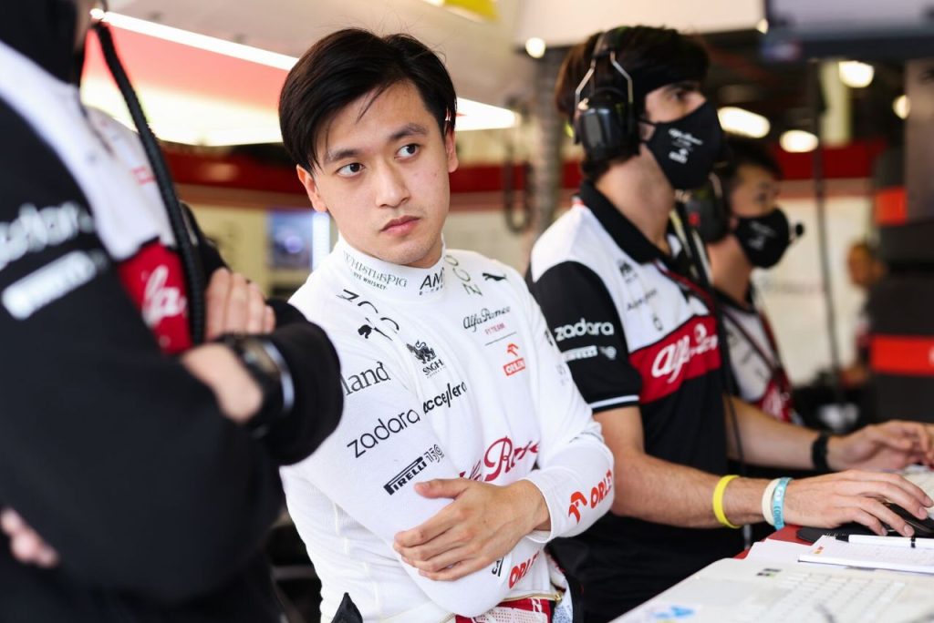 Piloto Guanyu Zhou, da Alfa Romeo, em 2022