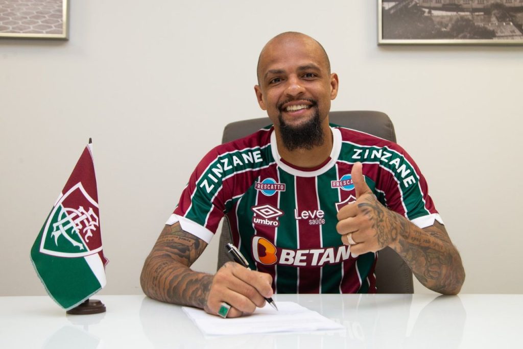 Zagueiro Felipe Melo assina contrato de renovação com o Fluminense