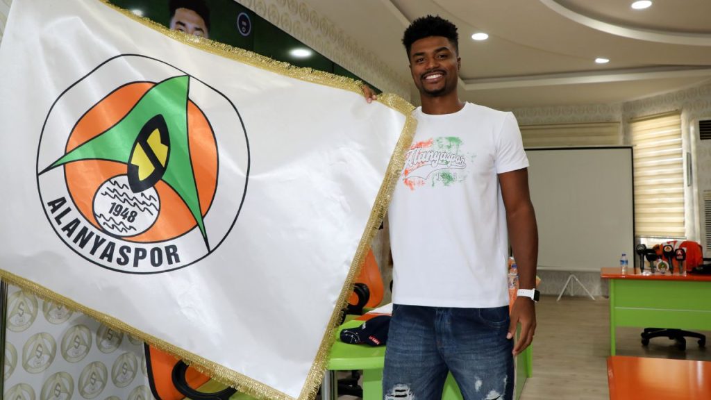 Zagueiro Eduardo Bauermann em apresentação no Alanyaspor