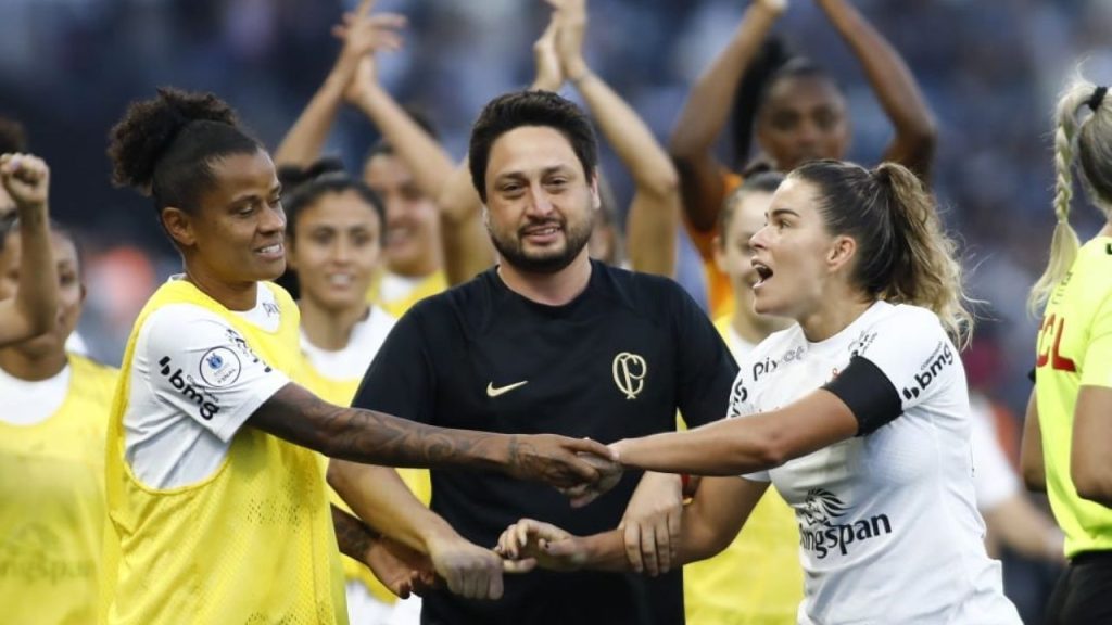 Grazi, Arthur Elias e Tamires, do Corinthians, em final do Brasileirão Feminino 2023