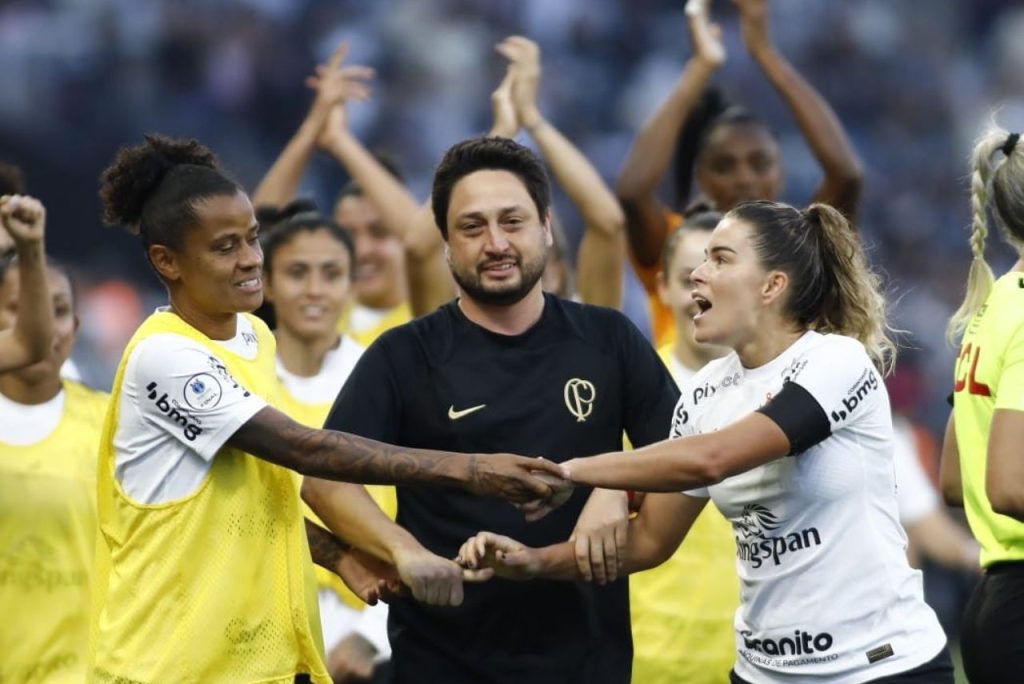 Grazi, Arthur Elias e Tamires, do Corinthians, em final do Brasileirão Feminino 2023