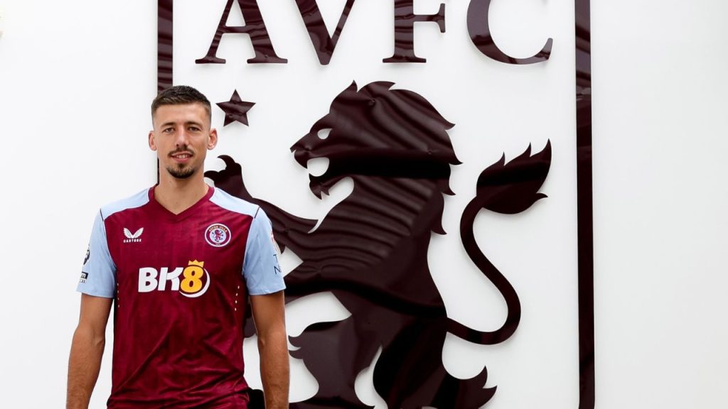 Zagueiro Clemént Lenglet posa com camisa do Aston Villa