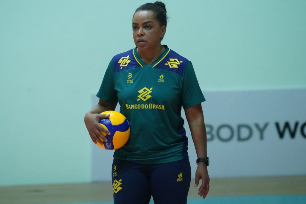 Treinadora Fofão, da Seleção Brasileira de Vôlei Sub-17, em treino em Saquarema