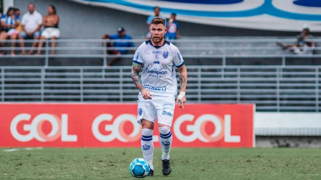 Zagueiro Rafael Forster em jogo do CSA em 2023