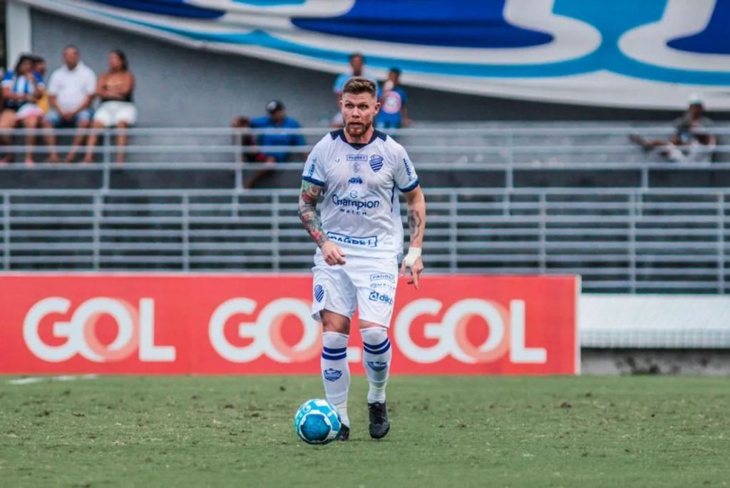 Zagueiro Rafael Forster em jogo do CSA em 2023