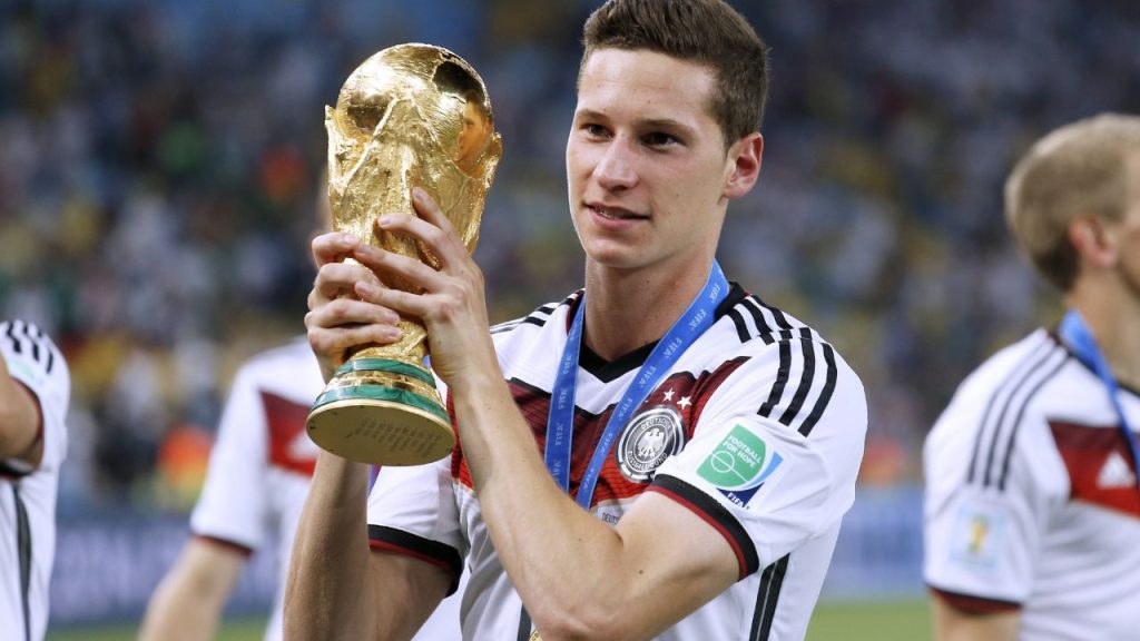 Julian Draxler, da Seleção Alemã, com a taça da Copa do Mundo de 2014