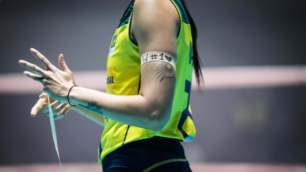 Naiane, da Seleção de Vôlei, com fita em homenagem a Walewska