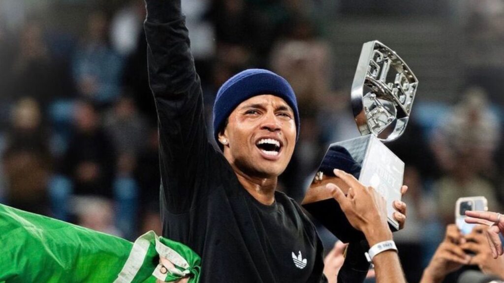 Skatista Felipe Gustavo comemora título da etapa de Sydney com troféu da SLS