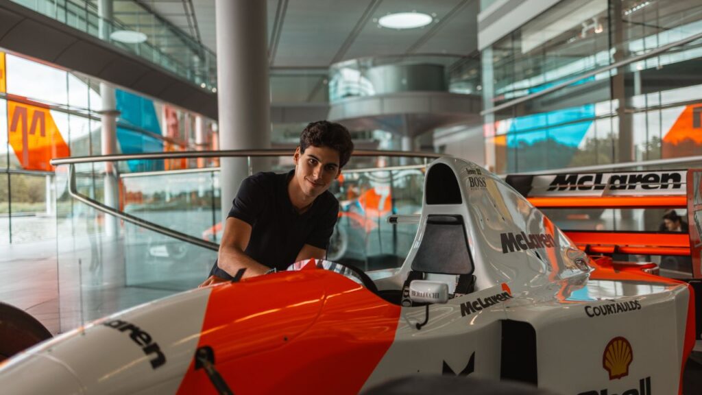 Piloto brasileiro Gabriel Bortoleto posa com carro da McLaren em Woking