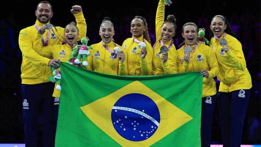 Seleção Brasileira Feminina de Ginástica Artística com medalha de prata no Mundial de 2023