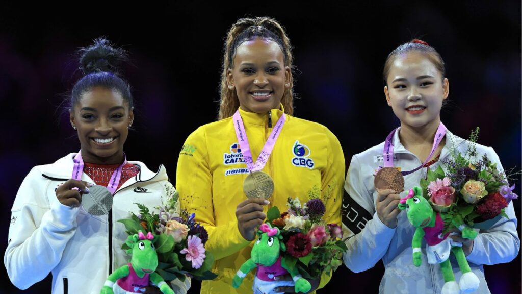 Simone Biles, Rebeca Andrade e Yeo Seojeong no pódio do Mundial de Ginástica Artística