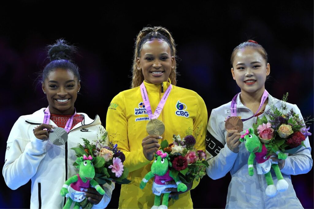 Simone Biles, Rebeca Andrade e Yeo Seojeong no pódio do Mundial de Ginástica Artística