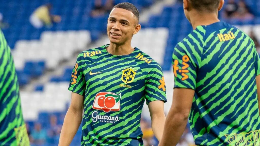 Lateral Vanderson em aquecimento da Seleção Brasileira