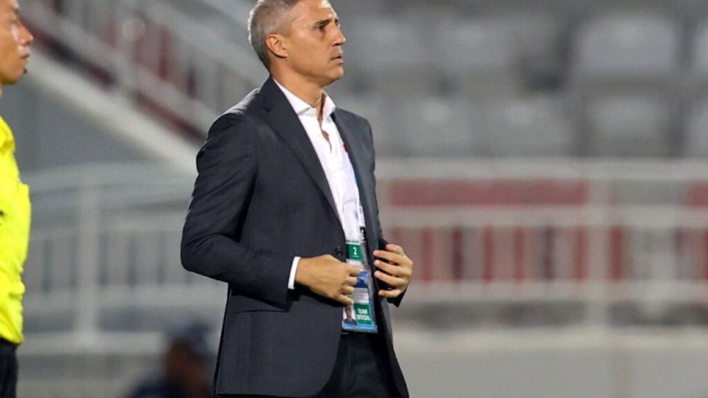 Treinador Hernán Crespo em jogo do Al Duhail
