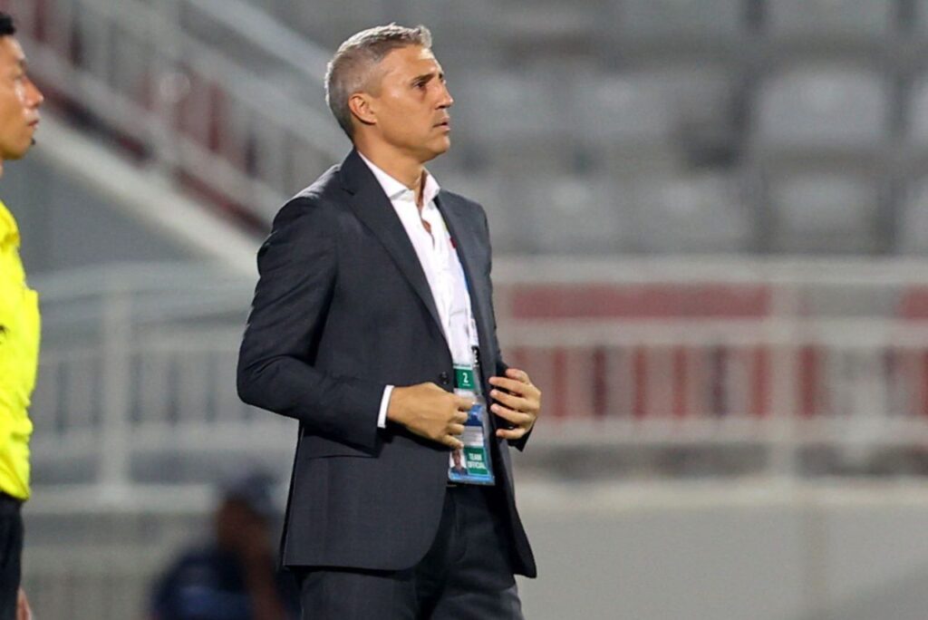 Treinador Hernán Crespo em jogo do Al Duhail