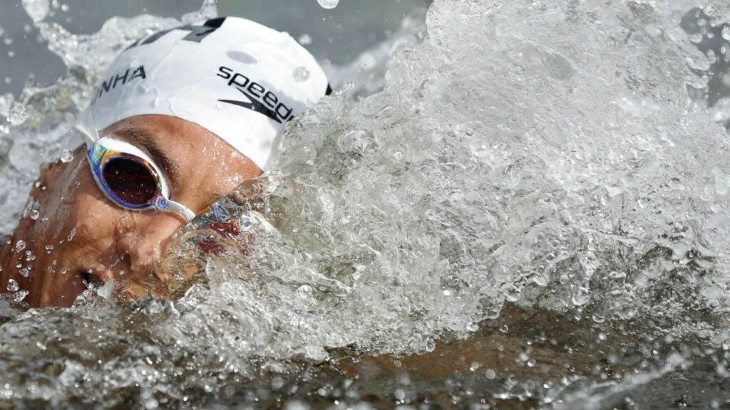 Nadadora Ana Marcela Cunha em prova da maratona aquática