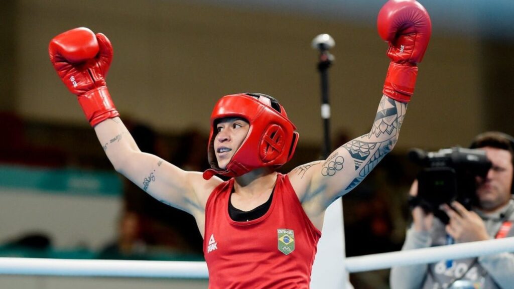 Pugilista Bia Ferreira em ringue de boxe no Pan-Americano Santiago 2023