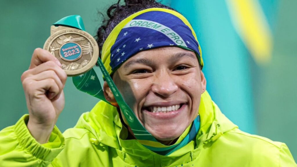 Boxeadora Bia Ferreira com medalha de ouro no Pan-Americano Santiago 2023