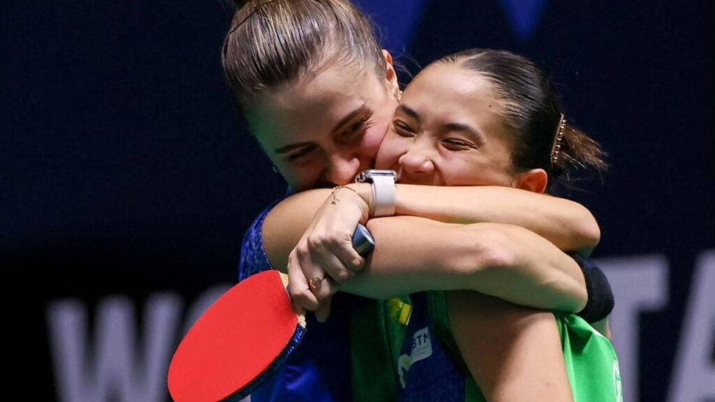 Bruna Takahashi e Giulia Takahashi em jogo do tênis de mesa do Pan-Americano Santiago 2023
