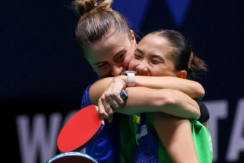 Bruna Takahashi e Giulia Takahashi em jogo do tênis de mesa do Pan-Americano Santiago 2023