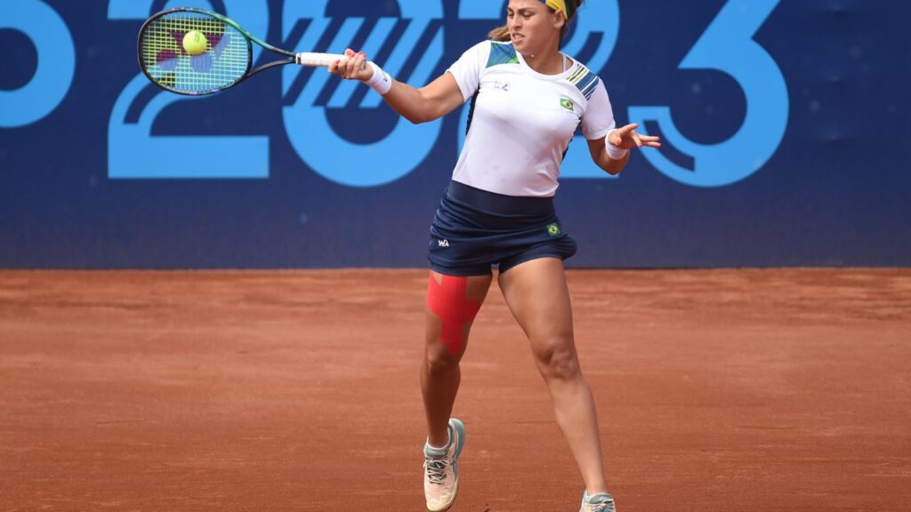 Carol Meligeni em jogo de tênis no Pan-Americano Santiago 2023