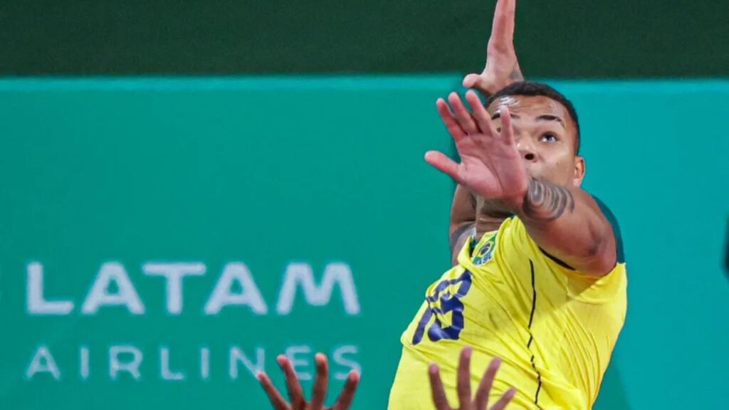 Oposto Darlan Souza em jogo de vôlei Brasil x Colômbia no Pan-Americano Santiago 2023