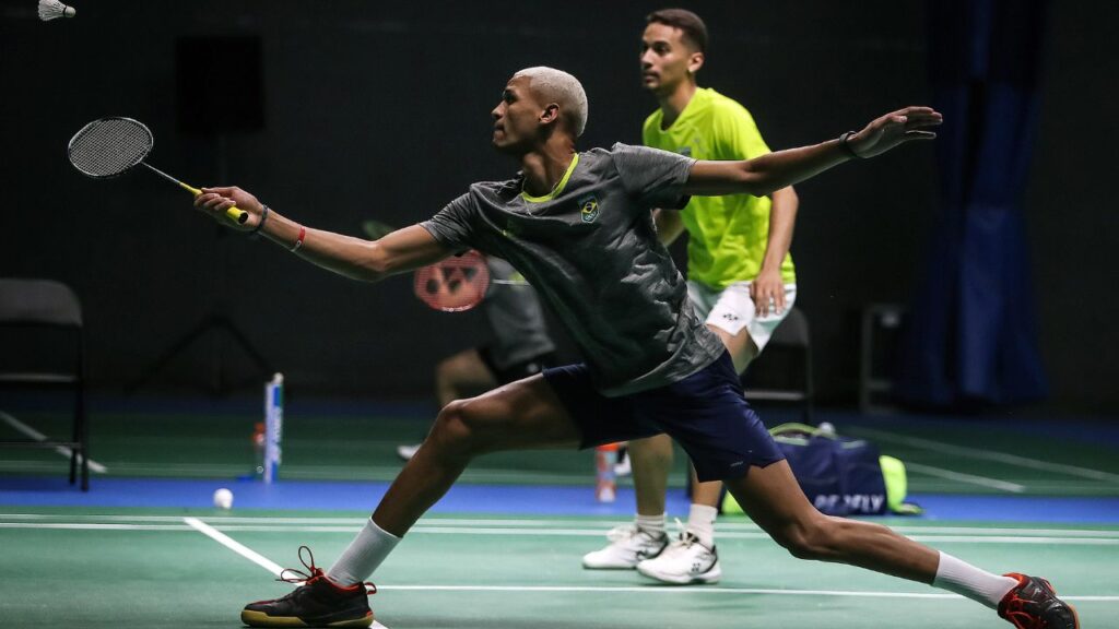 Davi Silva e Fabrício Farias em jogo do badminton no Pan-Americano Santiago 2023