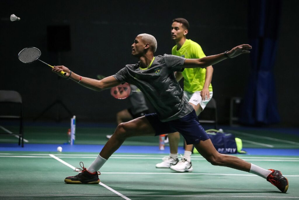 Davi Silva e Fabrício Farias em jogo do badminton no Pan-Americano Santiago 2023