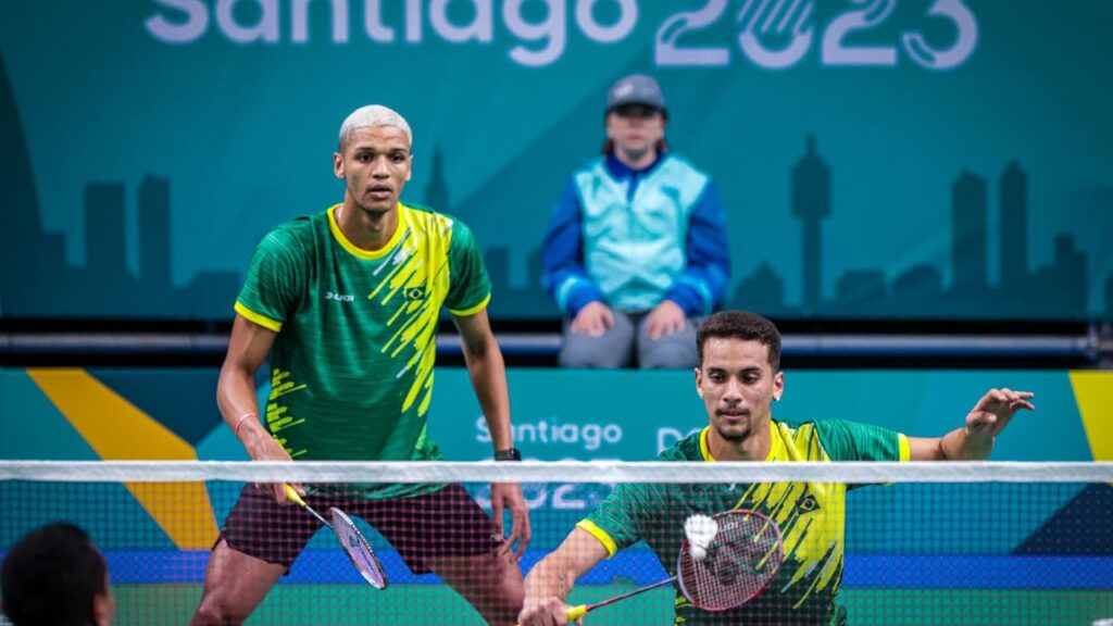 Davi Silva e Fabrício Farias em jogo do badminton no Pan-Americano Santiago 2023
